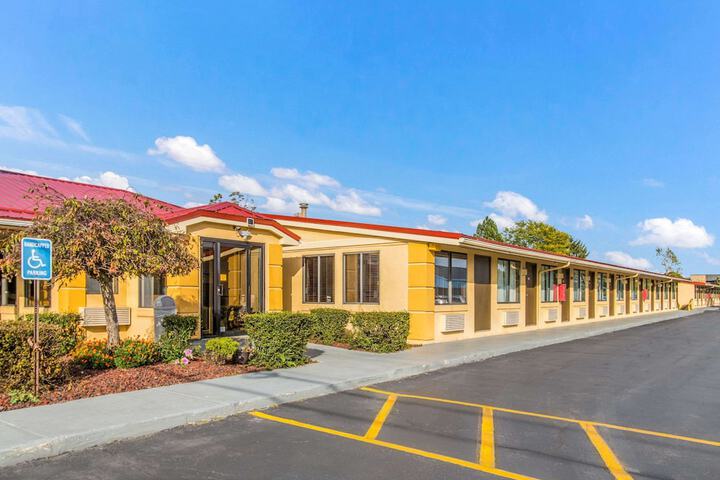 Econo Lodge Norwalk - thumb 4