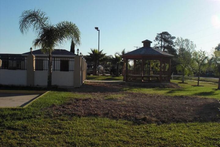 The Executive Inn & Suites - thumb 2