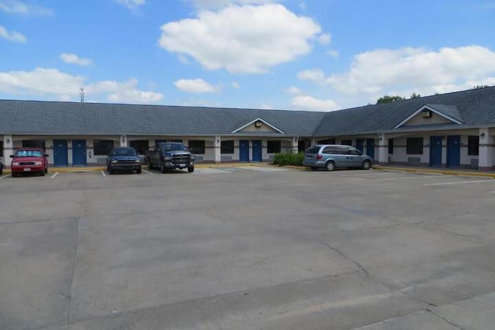 The Executive Inn & Suites - thumb 1