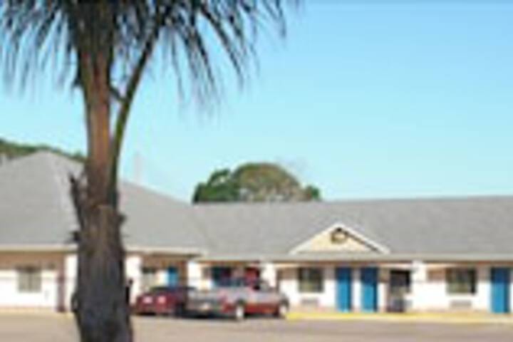 The Executive Inn & Suites - thumb 0