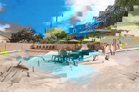 Days Inn  Suites by Wyndham Anaheim Resort