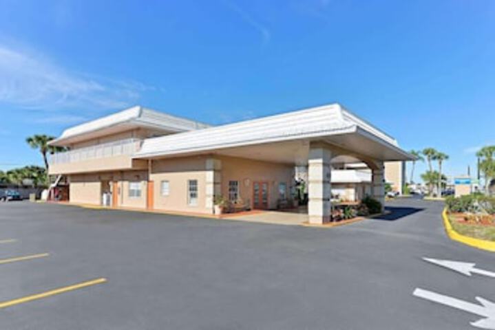 Travelodge By Wyndham Venice - thumb 0