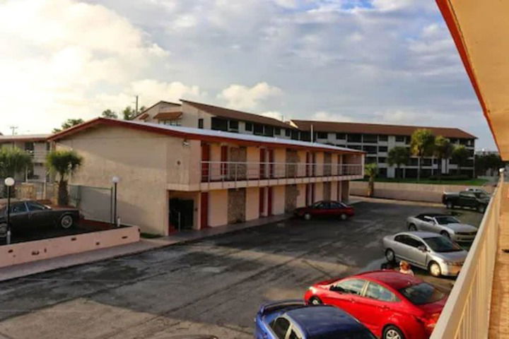 Camelot Waterfront Inn - thumb 2