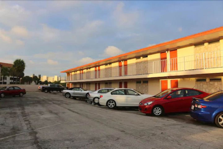 Camelot Waterfront Inn - thumb 1