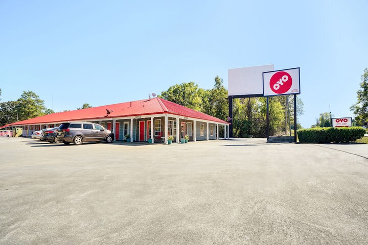 OYO Hotel Calhoun GA I 75 & US 41 Hwy - thumb 1