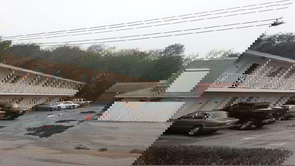 Airport Motor Inn Lounge / Package Store - thumb 1