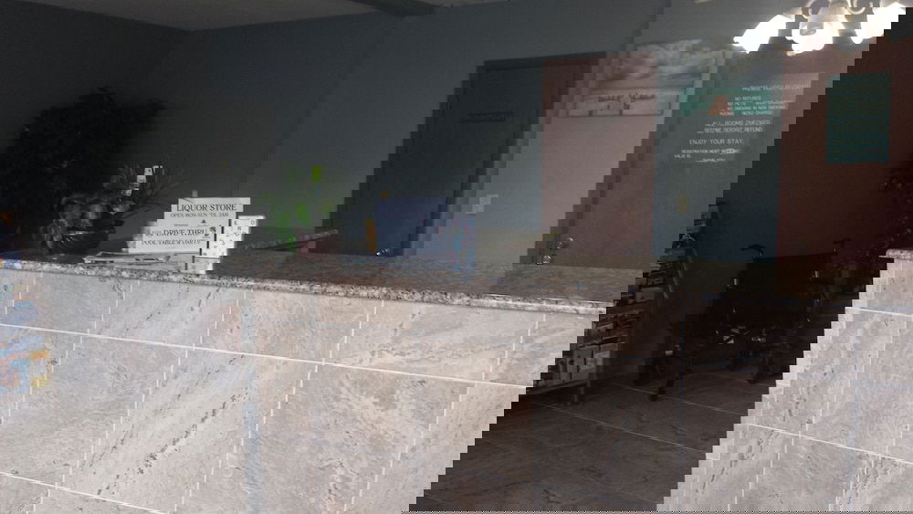 Airport Motor Inn Lounge / Package Store - thumb 2