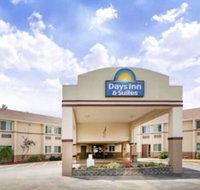 Days Inn  Suites by Wyndham Bridgeport - Clarksburg - Accommodation Los Angeles