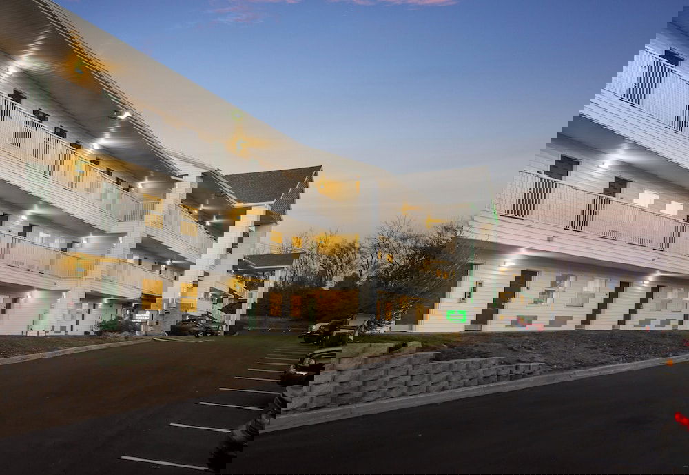 HomeTowne Studios By Red Roof Kansas City - Independence, MO - thumb 0