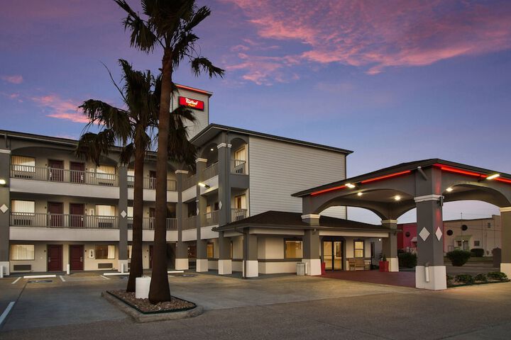 Red Roof Inn Plus+ Galveston - Beachfront - thumb 1