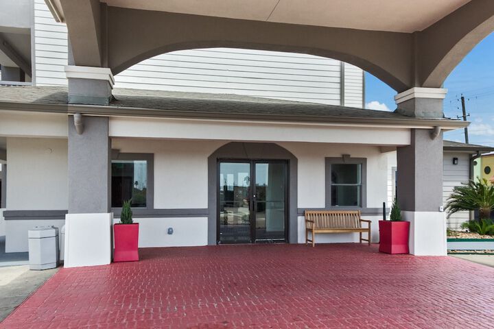 Red Roof Inn Plus+ Galveston - Beachfront - thumb 4