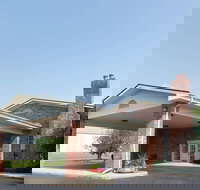 Super 8 by Wyndham Greenfield - Accommodation Los Angeles