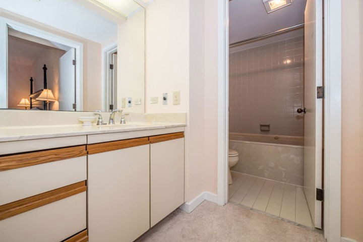 Barrington Court 417 One Bedroom Condo - thumb 6