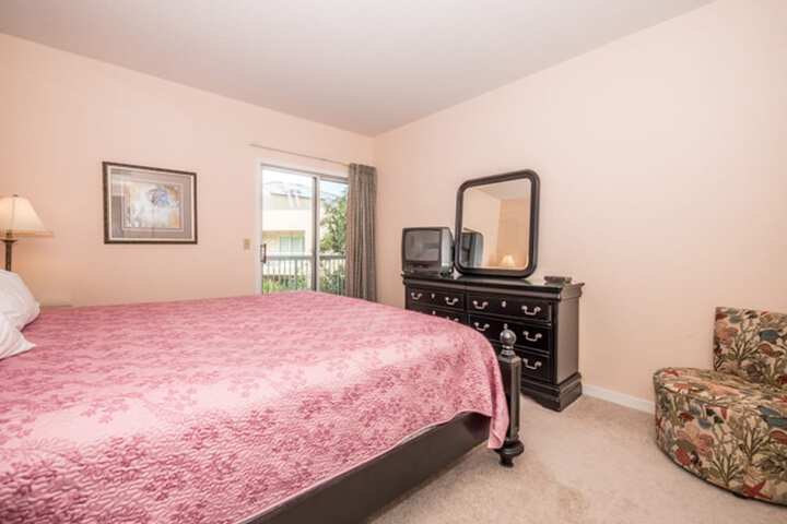 Barrington Court 417 One Bedroom Condo - thumb 4