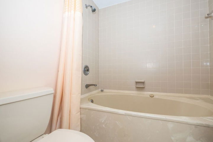 Barrington Court 417 One Bedroom Condo - thumb 5