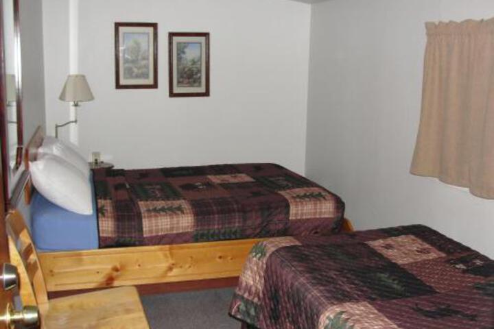 Sniders Rustic Inn - thumb 2