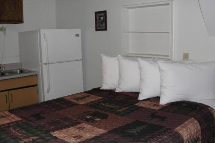 Sniders Rustic Inn - thumb 6