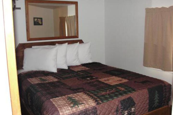 Sniders Rustic Inn - thumb 3