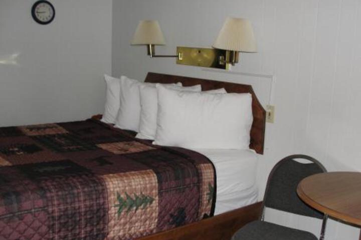 Sniders Rustic Inn - thumb 0