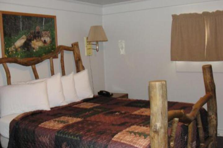 Sniders Rustic Inn - thumb 5