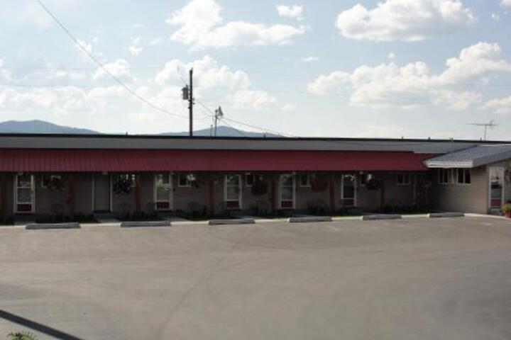 Sniders Rustic Inn - thumb 1