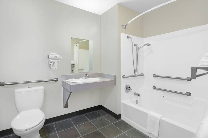 Northwoods Inn & Suites - thumb 2