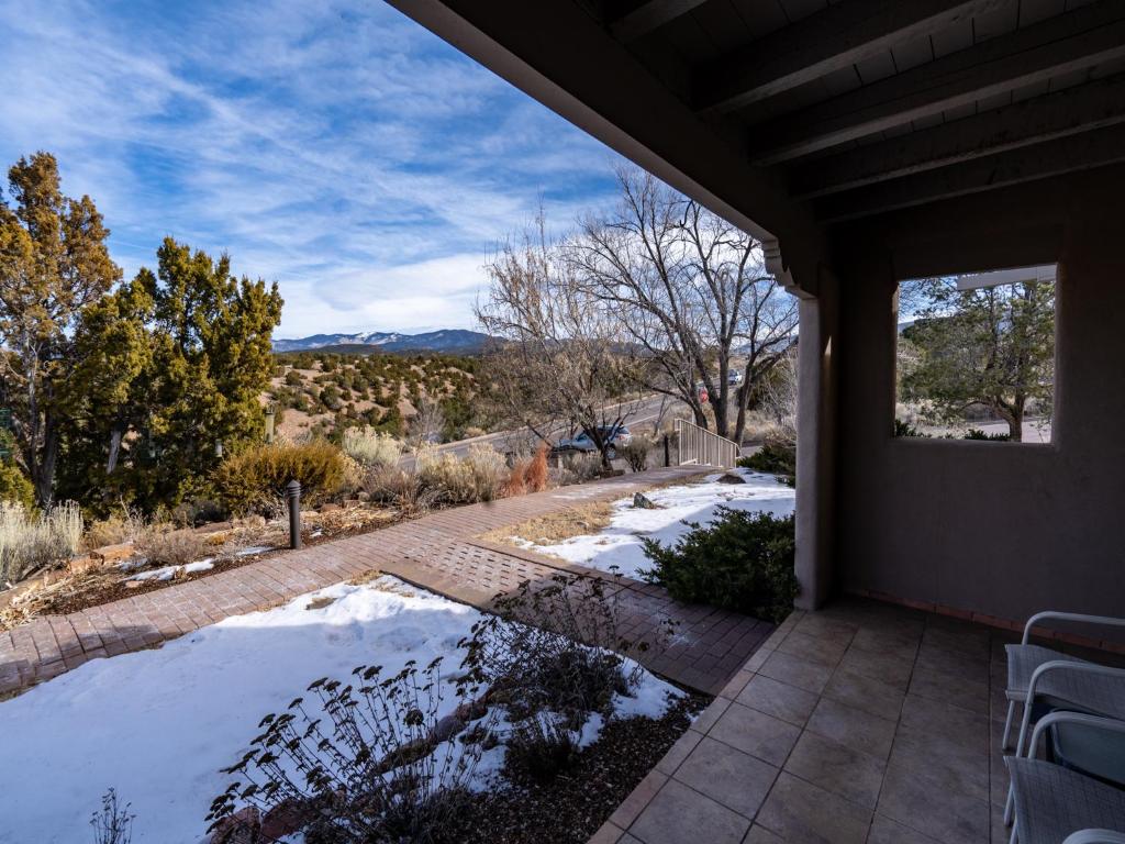 Artist Road #31 2 Bedrooms Wood Fireplace Wifi Pool Access Sleeps 4 - thumb 2