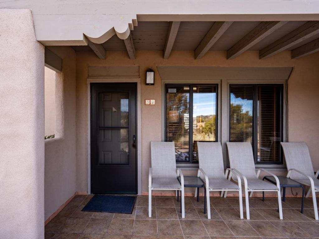 Artist Road #31 2 Bedrooms Wood Fireplace Wifi Pool Access Sleeps 4 - thumb 1