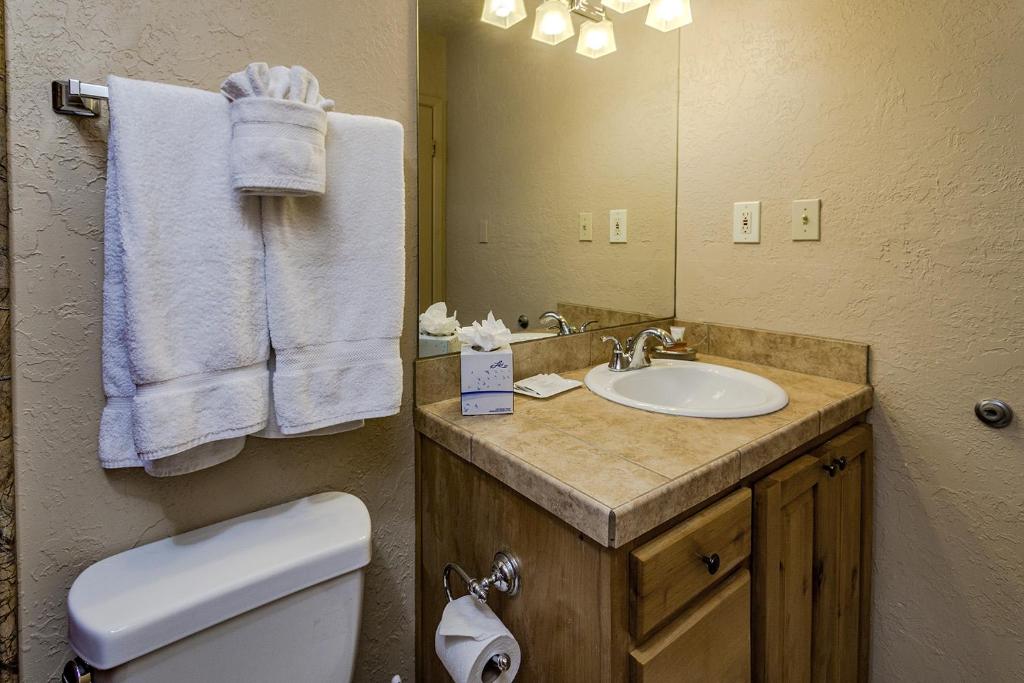 Artist Road #30 2 Bedrooms Fireplace Pool Access Washer / Dryer Sleeps 4 - thumb 1