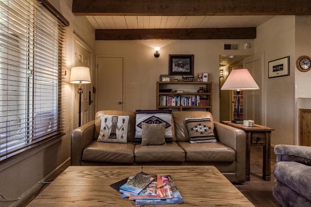 Artist Road #30 2 Bedrooms Fireplace Pool Access Washer / Dryer Sleeps 4 - thumb 4