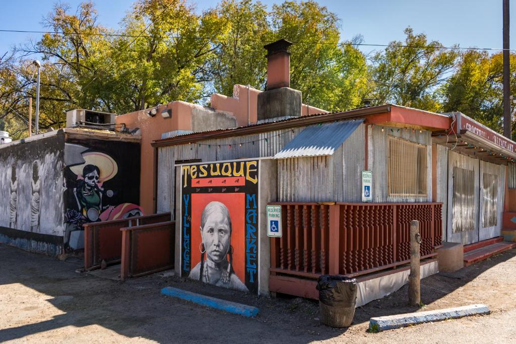 Artist Road #30 2 Bedrooms Fireplace Pool Access Washer / Dryer Sleeps 4 - thumb 3