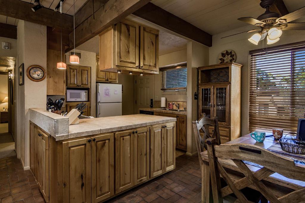 Artist Road #30 2 Bedrooms Fireplace Pool Access Washer / Dryer Sleeps 4 - thumb 2