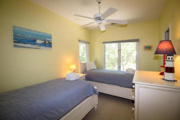 628 Sea Horse Annex Three Bedroom House - thumb 1