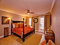 4 Bedroom Beauty Steps from the River Accommodation Los Angeles