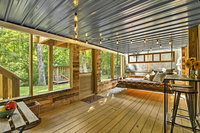 'Fox Hollow' Beautiful Black Mountain Apartment Accommodation Los Angeles