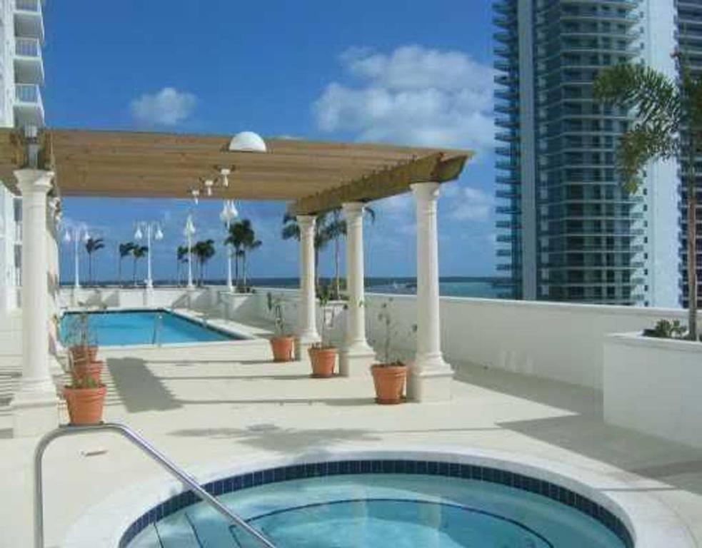 Amazing Apartment At Brickell Club - thumb 2