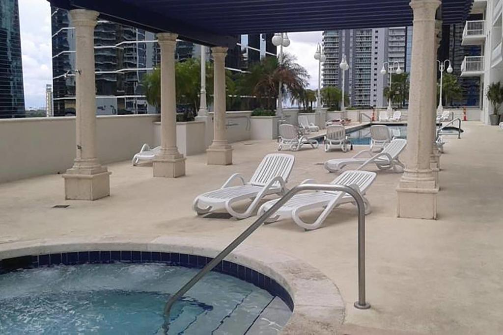 Amazing Apartment At Brickell Club - thumb 1