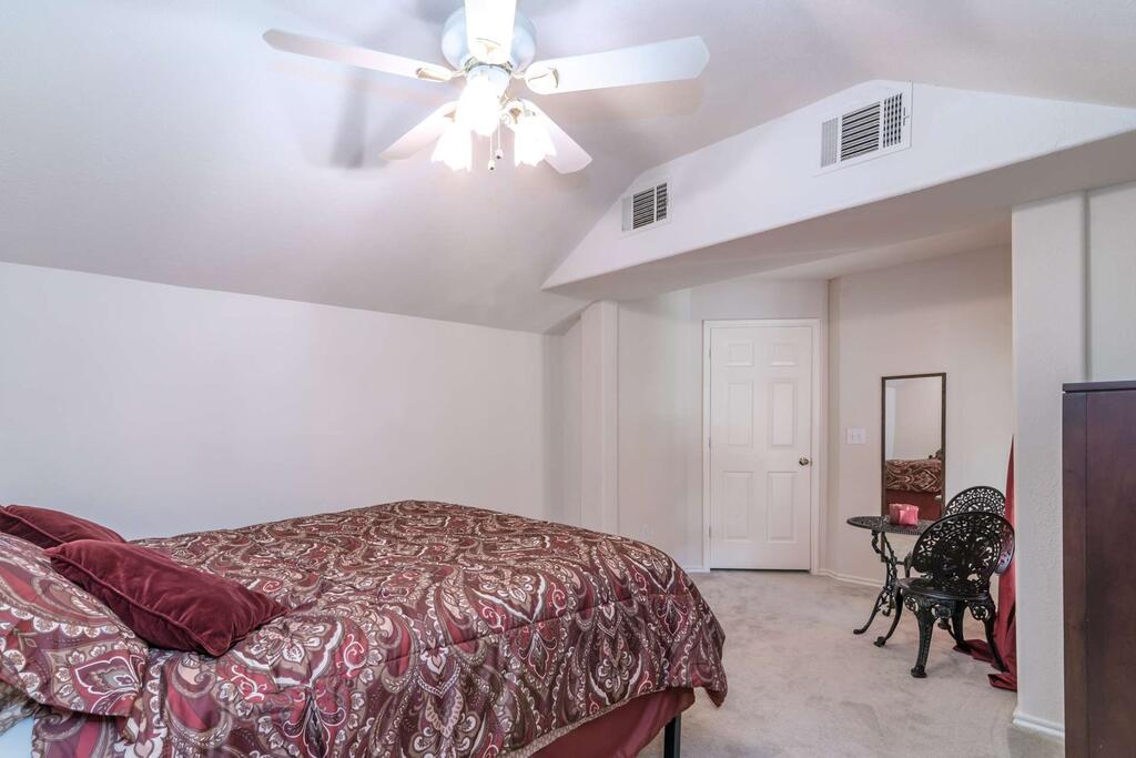 Backs To Lago Vista Golf Course - thumb 2