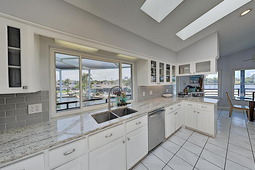 Beautiful River Home W/ Private Pool, Dock & Beach Home - thumb 3