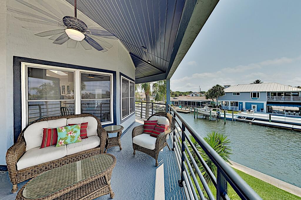 Beautiful River Home W/ Private Pool, Dock & Beach Home - thumb 0