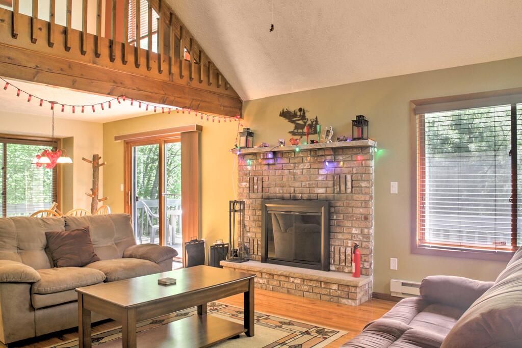 Charming Bushkill Home With Large Deck & Pool Access! - thumb 3