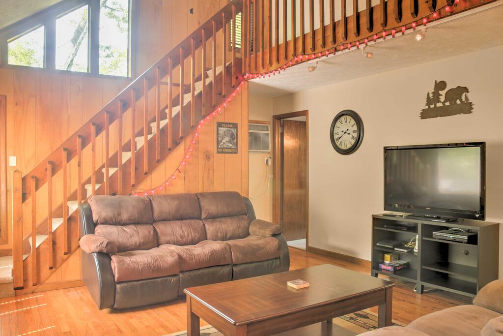 Charming Bushkill Home With Large Deck & Pool Access! - thumb 2