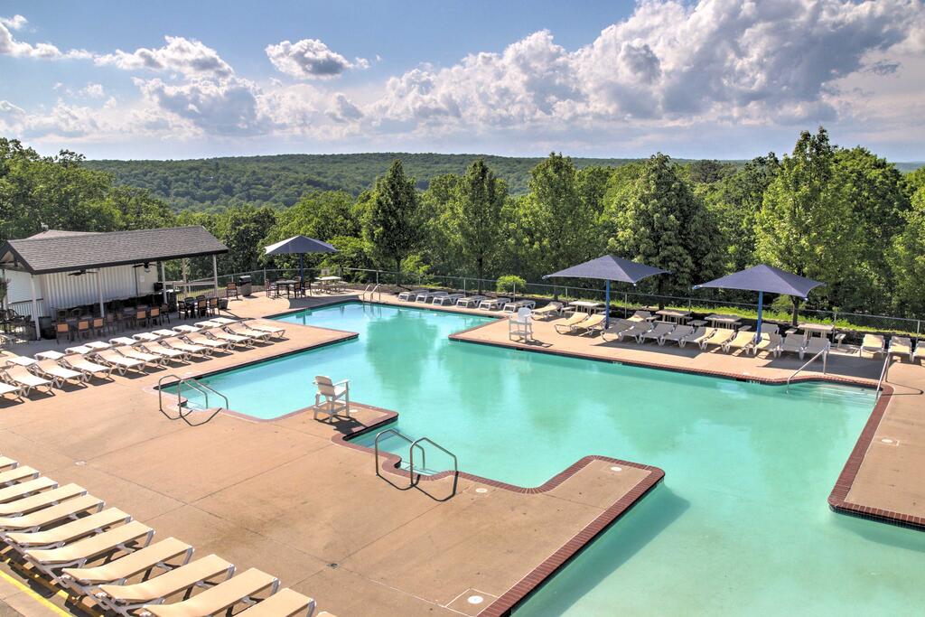 Charming Bushkill Home With Large Deck & Pool Access! - thumb 1