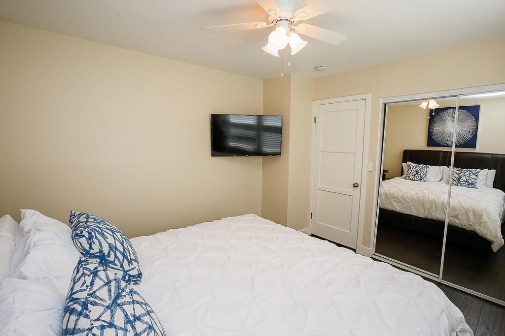 Close To Downtown And Beach - King Bed - Fast WiFi - Free Parking - thumb 1