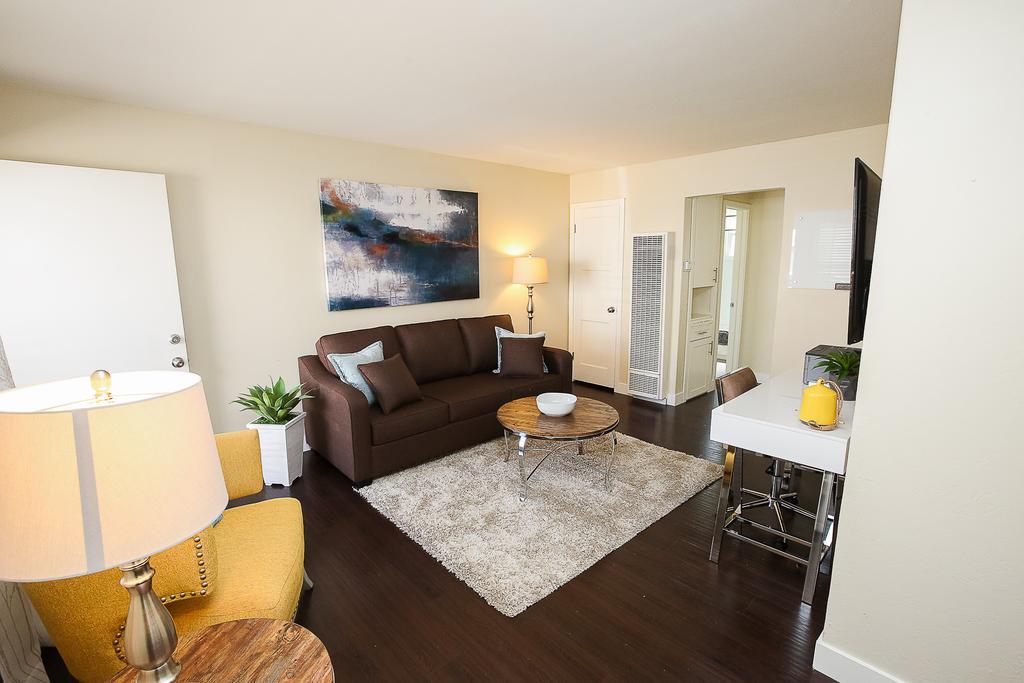 Close To Downtown And Beach - King Bed - Fast WiFi - Free Parking - thumb 3