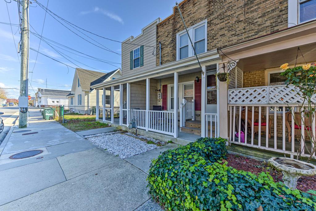 Coastal Getaway, Walk To Beach And Attractions! - thumb 3