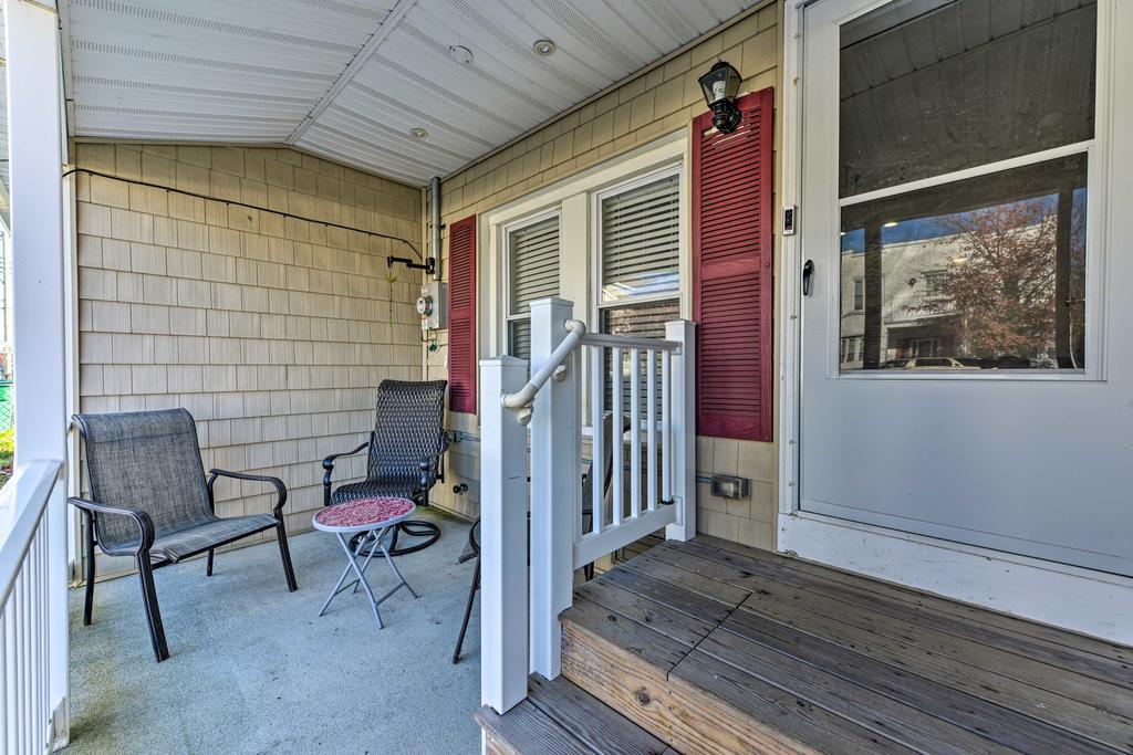 Coastal Getaway, Walk To Beach And Attractions! - thumb 2