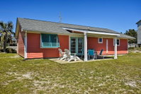 Colorful Emerald Isle Home Walk to the Beach Accommodation Los Angeles