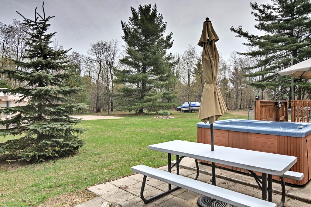 Cozy Gaylord Getaway With Hot Tub & Gazebo Access! - thumb 2