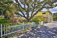 Downtown Cocoa Beach Townhome-Steps to Shore Accommodation Los Angeles